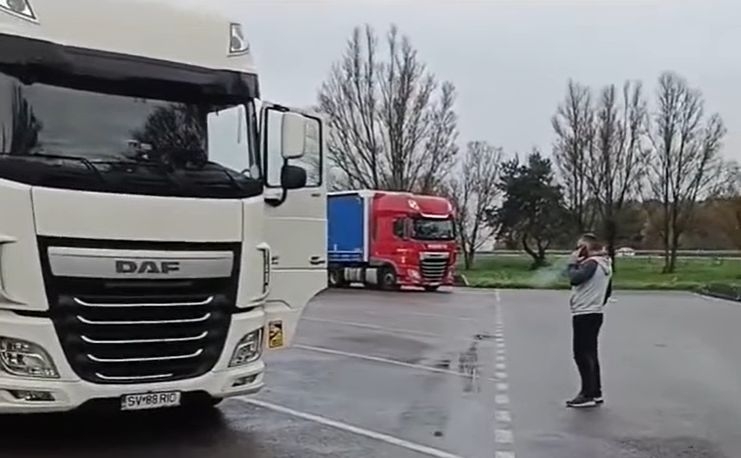 Accident rutier între Ovidiu și Agigea. Un tir s-a răsturnat în sensul giratoriu - tir61669568255-1737360712.jpg
