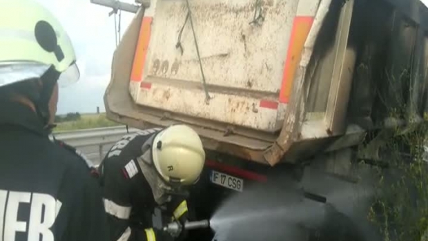 PANICĂ PE AUTOSTRADĂ. UN TIR CU PIETRIȘ A LUAT FOC - tir66119400-1498713243.jpg