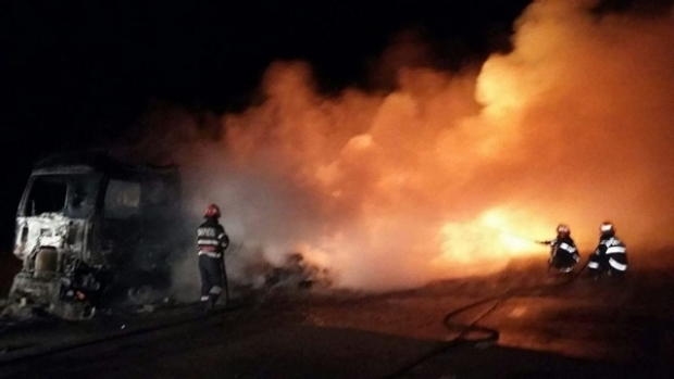 INCENDIU DE PROPORȚII. Un TIR plin cu haine a ars în întregime - tirinflacari42644500-1489844663.jpg