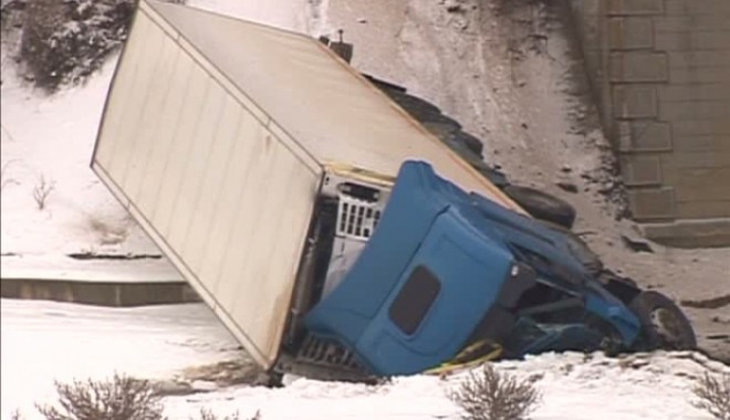 Accident în Buzău: Un TIR a căzut de pe un pod, de la 15 metri înălțime - tirpod87658200-1356197699.jpg