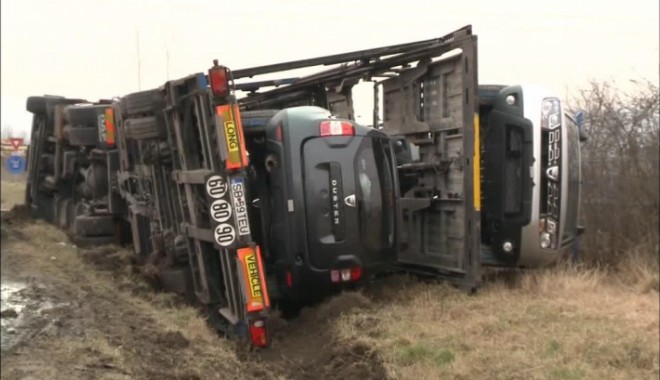 VIDEO - Un TIR încărcat cu autoturisme s-a răsturnat - tirrasturnat198973100-1392917079.jpg