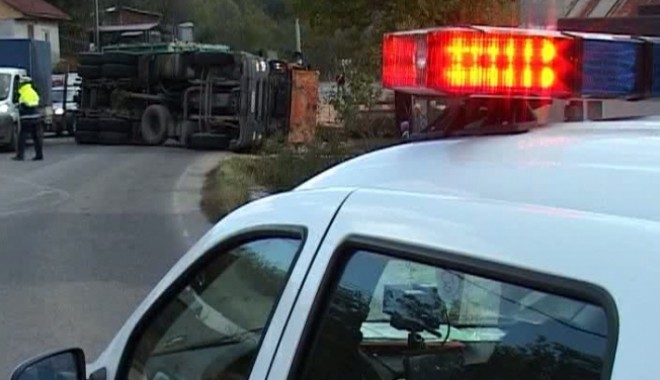 Pericol de explozie. Un TIR încărcat cu azotat de amoniu s-a răsturnat pe șosea - tirrasturnat23837600-1362042734.jpg