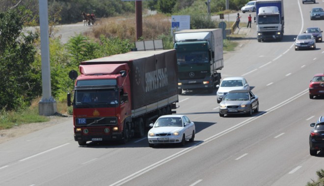 Amenzi pentru cei care circulă fără autorizație pe drumurile județene - tiruri4-1348086811.jpg