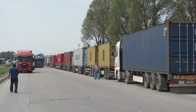 Traficul rutier se modifică începând cu 1 octombrie - tiruriinportctasud-1317240097.jpg