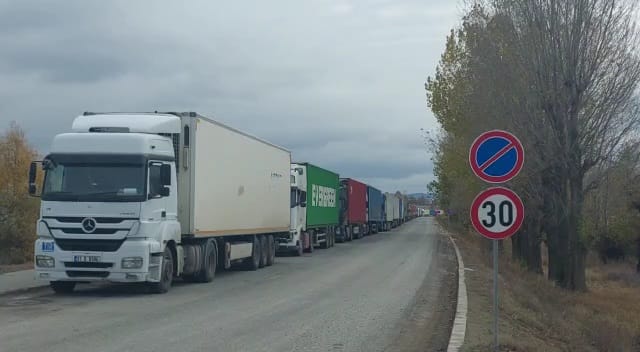 Coadă de peste 300 de TIR-uri la punctul de trecere a frontierei Isaccea - tiruriucraina-1669452707.jpg