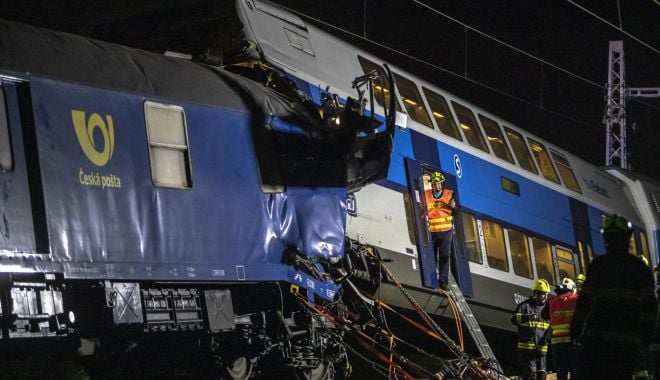 Doi oameni au murit şi şapte sunt în stare critică, după ce două trenuri s-au ciocnit în Cehia - tltrain150720-1628066846.jpg