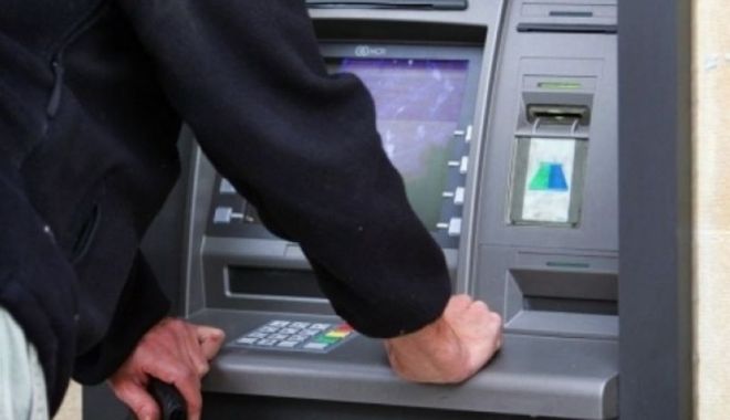 Un hoț de tot râsul! A spart bancomatul, dar nu a știut ce să fure - toatebancomateleuneicunoscuteban-1543044355.jpg
