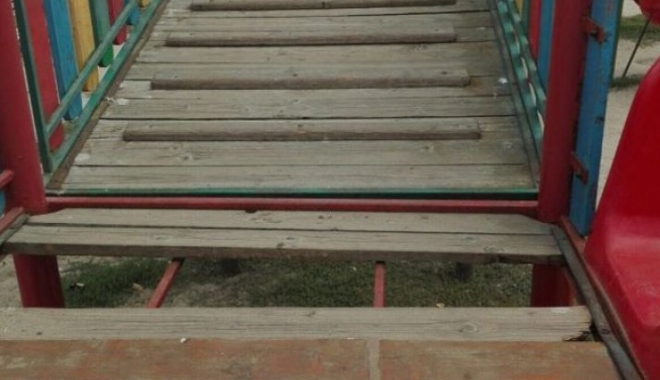 LA UN PAS DE MOARTE, ÎNTR-UN LOC DE JOACĂ DIN PORTUL TOMIS. Copil de 4 ani, căzut printre scândurile unui tobogan - tobogan234225001-1505852483.jpg