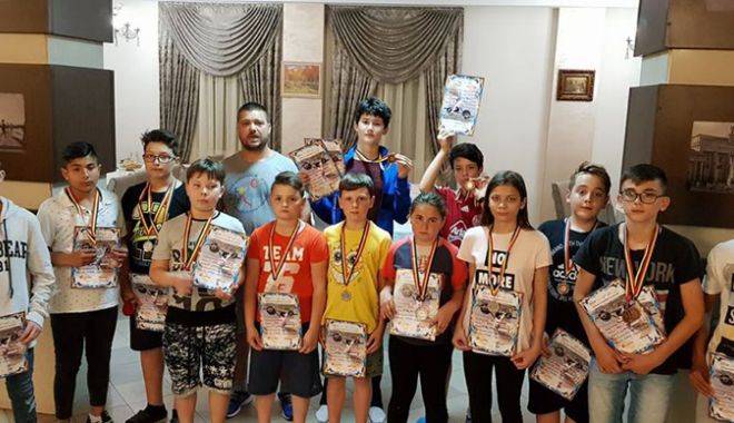 Salbă de medalii pentru CS Farul, la Naționalele de haltere - tolba-1527007353.jpg