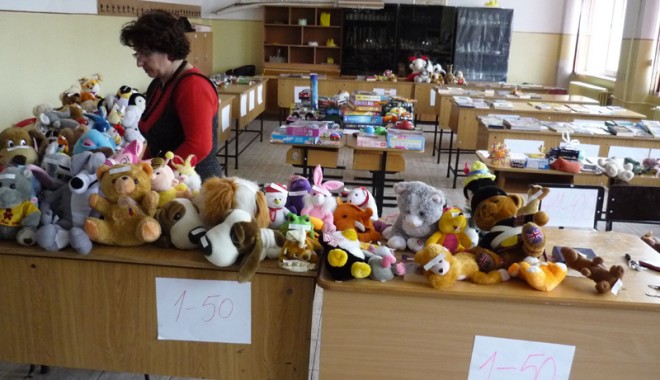 Au strâns 4.000 de euro pentru colegul lor, Alexandru - tombolascoala7-1321032905.jpg