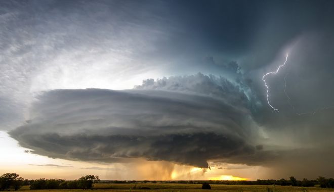 O tornadă se îndreaptă spre România. Furtuna va lovi în câteva ore