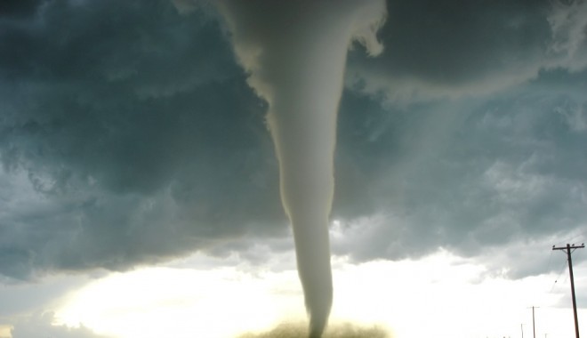 VIDEO. Vremea a luat-o razna! TORNADĂ CA-N FILME LA VAMA VECHE! - tornada1-1373976040.jpg