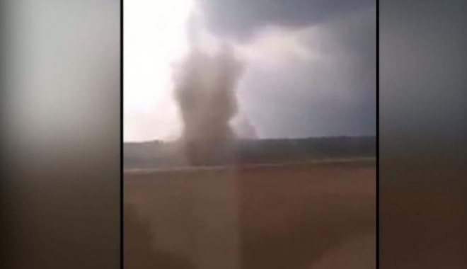 VIDEO. TORNADĂ filmată la granița Ungariei cu România! CE SPUN METEOROLOGII - tornada7817550083101100-1493898965.jpg