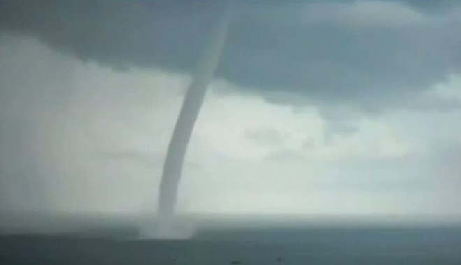 SPECTACULOS: Tornadă pe Marea Neagră | VIDEO - tornadamareaneagra35456400-1341211853.jpg