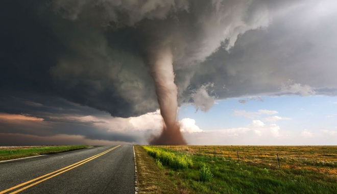 Imagini apocaliptice. Tornade violente, soldate cu morți și pagube imense - tornade-1462873148.jpg