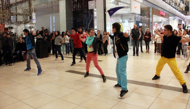 Flash mob de la Total Dance Center, artă și deconectare - total1-1385050780.jpg