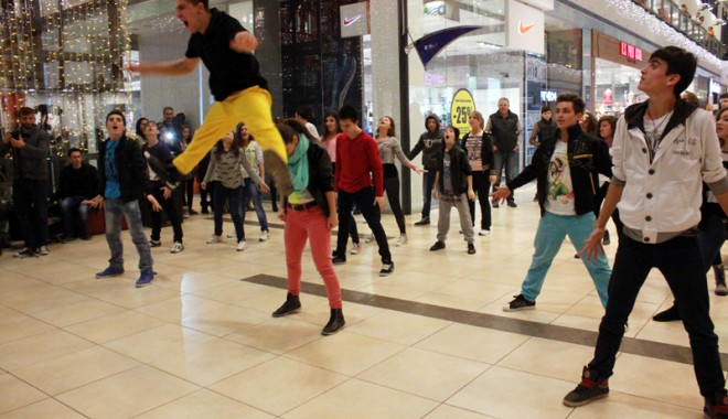 Flash mob de la Total Dance Center, artă și deconectare - total2-1385050766.jpg