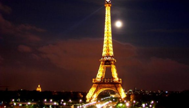 Turnul Eiffel, evacuat după o alertă cu bombă - toureiffel34-1364720965.jpg