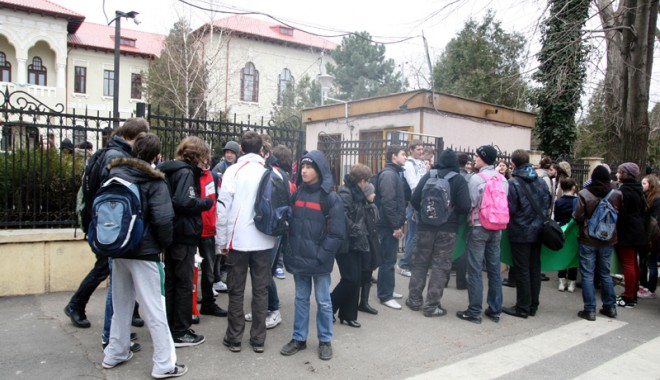 Cinci elevi de la Pedagogic au ajuns la spital cu toxiinfecție alimentară - toxiinfeciialimentare-1383236428.jpg