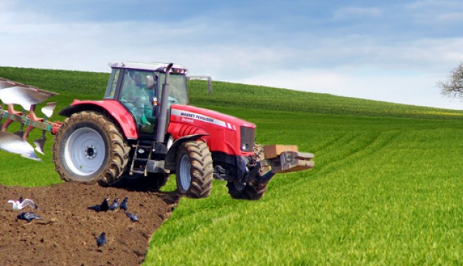20 milioane de euro ajung în buzunarele fermierilor constănțeni - tractor-1319556102.jpg