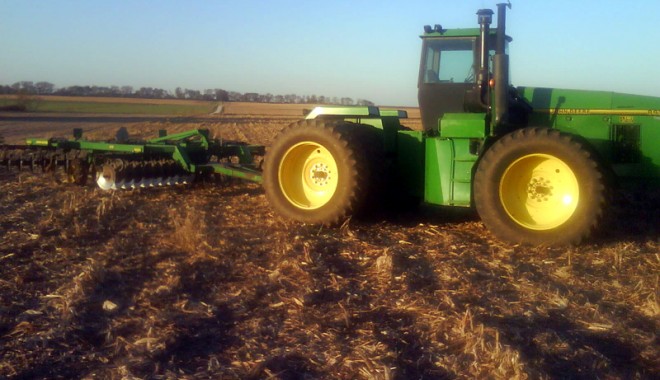 Cât costă un hectar de teren arabil în Constanța - tractor-1320855491.jpg