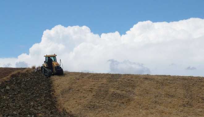 Fermierii constănțeni își umplu din toamnă buzunarele, cu 27 de milioane de euro - tractor-1343418216.jpg