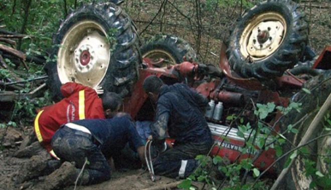 ACCIDENT GRAV! Bărbat CĂLCAT PE CAP DE TRACTOR. Intervine elicopterul SMURD - tractor-1524148356.jpg