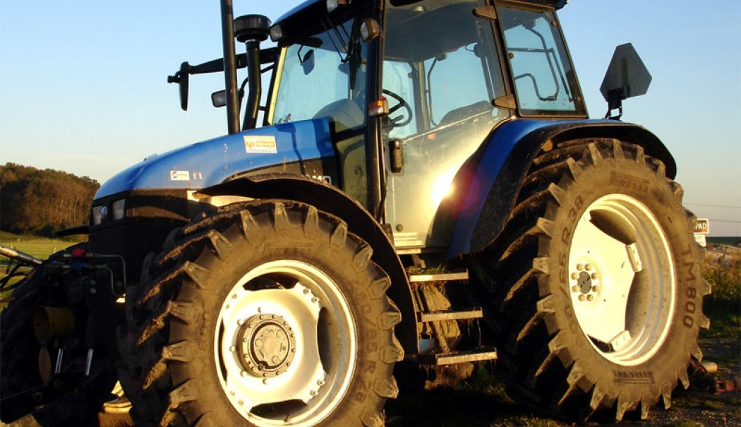 Accident rutier mai neobișnuit, cu un tractor pe ulița satului - tractorist-fara-permis-1733247688.jpg