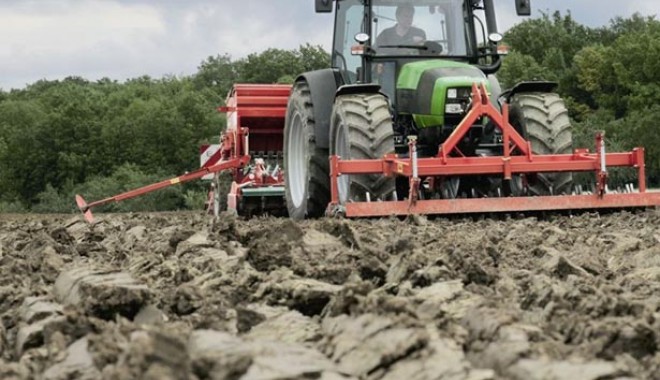 Agricultorii din nordul județului Constanța, în culmea disperării - tractorlaarat-1346685334.jpg