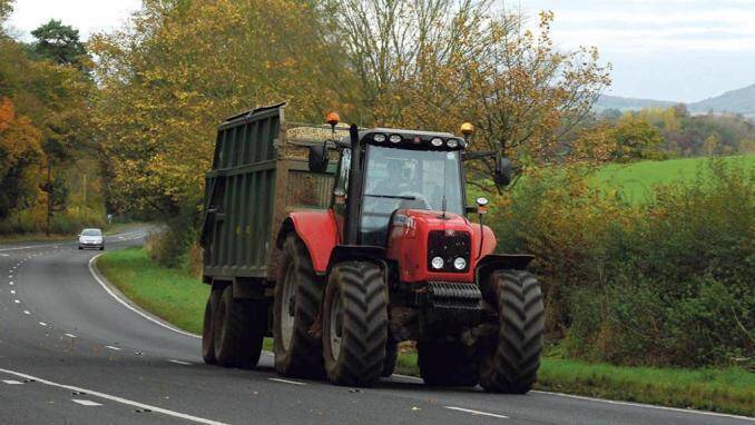 Trei șoferi de utilaje agricole depistați cu nereguli în trafic în Ciobanu