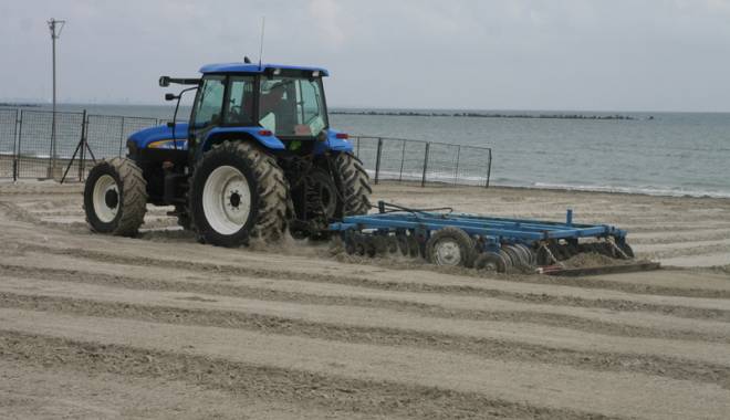 A început pregătirea plajelor pentru sezonul estival - tractorplajadadl3-1428591541.jpg