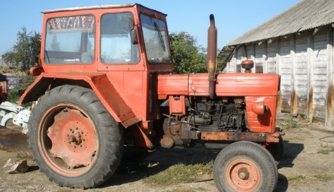 Un copil de trei ani a fost călcat cu tractorul de către unchiul său - tractoruniversalutbused-1321116604.jpg