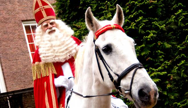 Colinde, obiceiuri și tradiții din Bucovina, la Casa de Cultură - traditiisiobiceiuri-1417788383.jpg