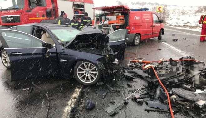 Impact devastator între o mașină și un microbuz: un mort, 4 răniți - traf4912156929901195074526966658-1546075994.jpg