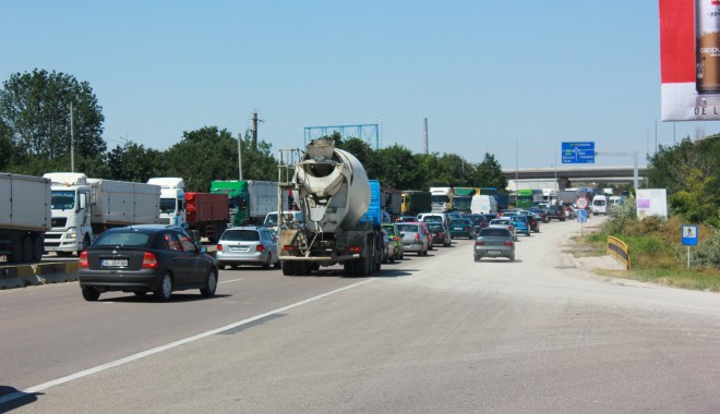 Atenție, șoferi! Trafic aglomerat în sudul litoralului - trafic-1374396401.jpg