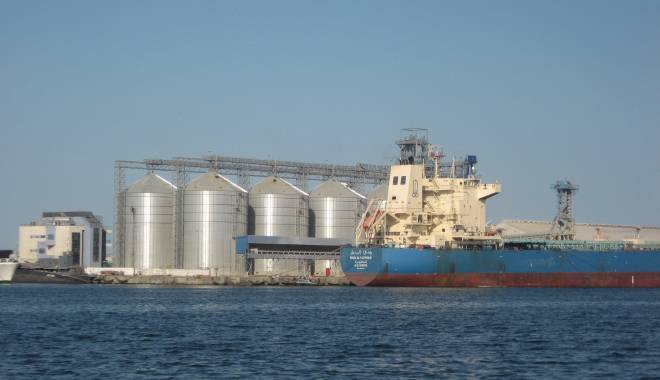 12 nave încarcă cereale în portul Constanța - trafic-1436781985.jpg