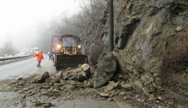 Trafic blocat pe Valea Oltului din cauza unei căderi de pietre - trafic-1448987018.jpg
