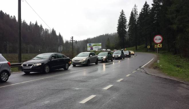 Trafic infernal Valea Prahovei. Se circulă cu 30 de km pe oră - trafic-1451143396.jpg