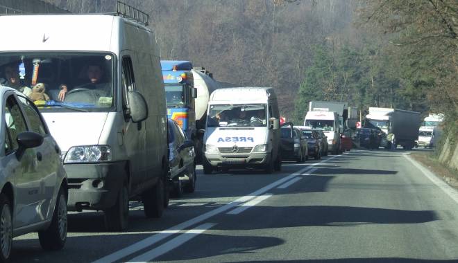 Trafic aglomerat pe DN 1 în zona stațiunilor de pe Valea Prahovei - trafic-1451748863.jpg