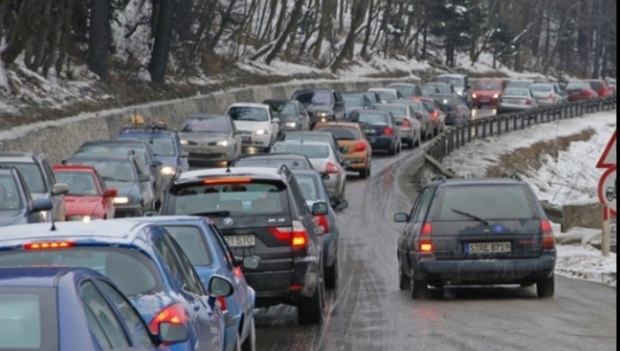 Trafic aglomerat pe Valea Prahovei / Se circulă cu 30-40 de kilometri la oră - trafic-1545577340.jpg
