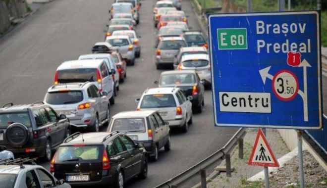 Circulație bară la bară pe Valea Prahovei. Polițiștii deviază circulația pe DN1A - trafic-1562502132.jpg