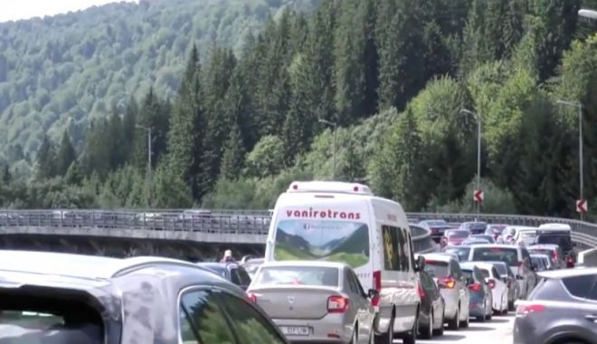 Aglomerație pe Valea Prahovei. Șoferii stau bară la bară între Predeal și Bușteni - trafic-1636898063.jpg
