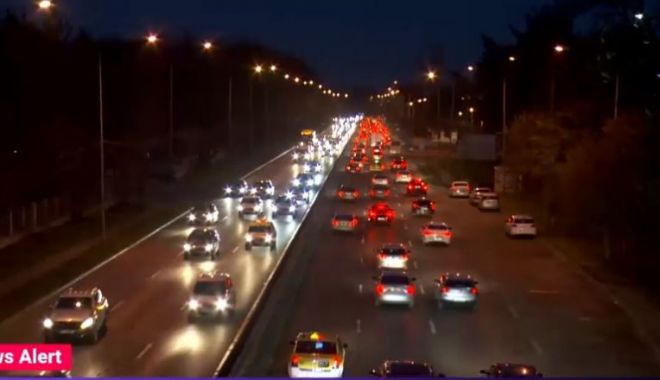 Trafic intens la ieșirea din Capitală, pe DN1. Românii își încep vacanța de 1 decembrie - trafic-1637943007.jpg
