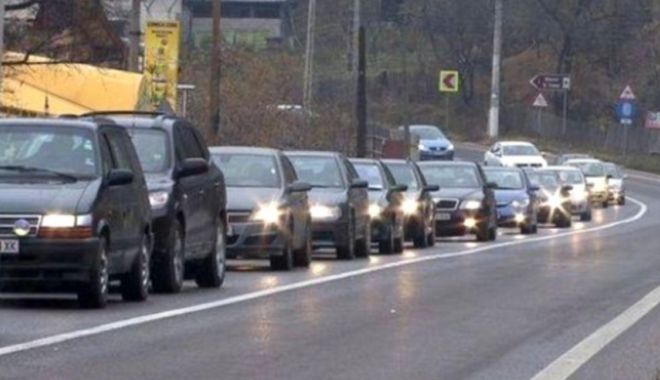 Trafic de coșmar pe DN1. Se circulă în coloană, mai ales în stațiunile montane - trafic-1640873730.jpg
