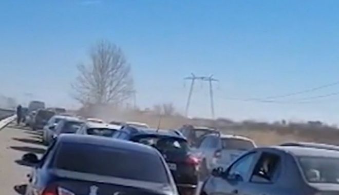 Trafic oprit pe autostrada A1 din cauza unui incendiu de vegetaţie - trafic-1644152427.jpg