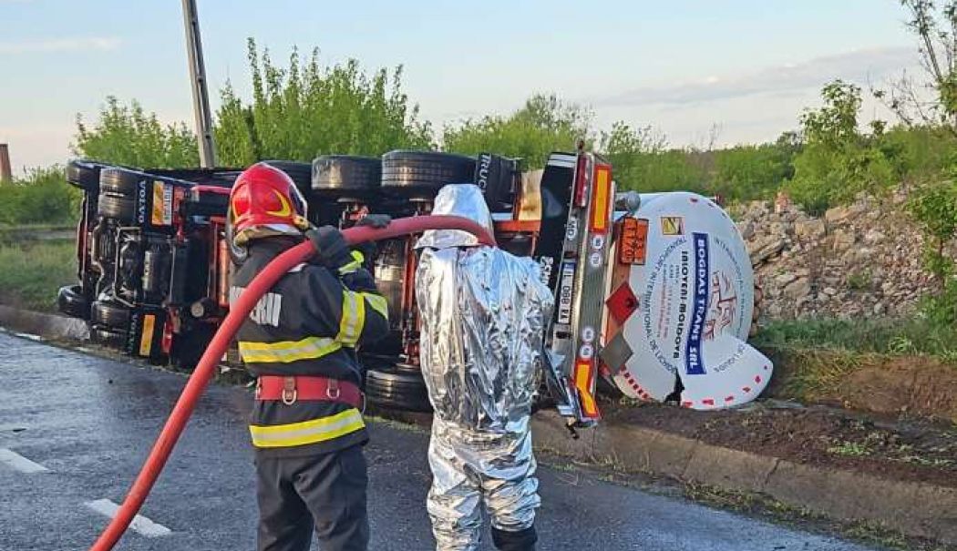 Trafic blocat, după ce o cisternă cu etanol s-a răsturnat pe carosabil; şoferul a decedat - trafic-bl-1714235967.jpg