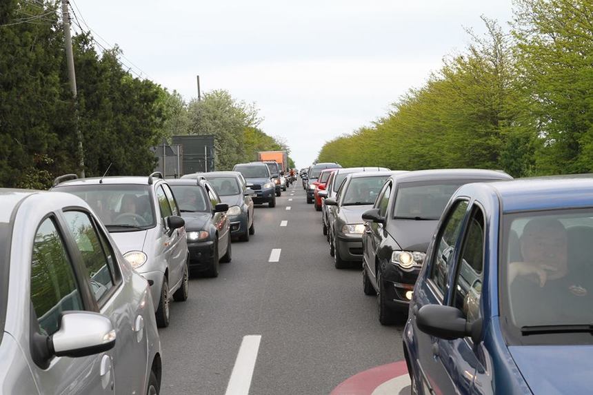 Aglomeraţie pe Valea Prahovei. Coloana auto se întinde pe 6 kilometri. Trafic intens și la Constanța