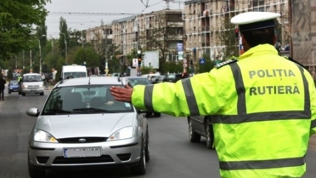 Pistol cu cartușe, găsit într-o mașină oprită în trafic - trafic2-1545651784.jpg
