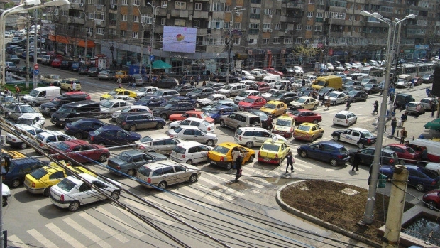 HAOS ÎN TRAFIC, după ce un șofer și-a lăsat mașina pe linia de tramvai - trafic86582400-1525693217.jpg
