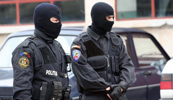 Traficanți de arme arestați de DIICOT - traficantidearmearestatidiicot-1413564343.jpg